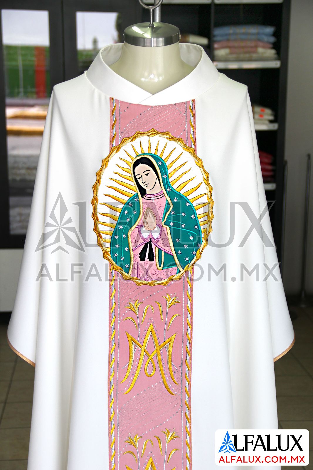 14 AVE MARIA Blanco Casulla Alfalux Palo Rosa Medallon Virgen Central 348IMG 1549